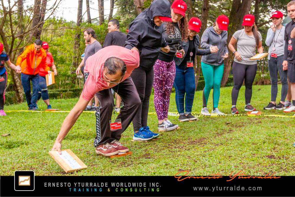 Team Building vivencial en LATAM | Talleres de Cuerdas Bajas para colaboración y sinergia